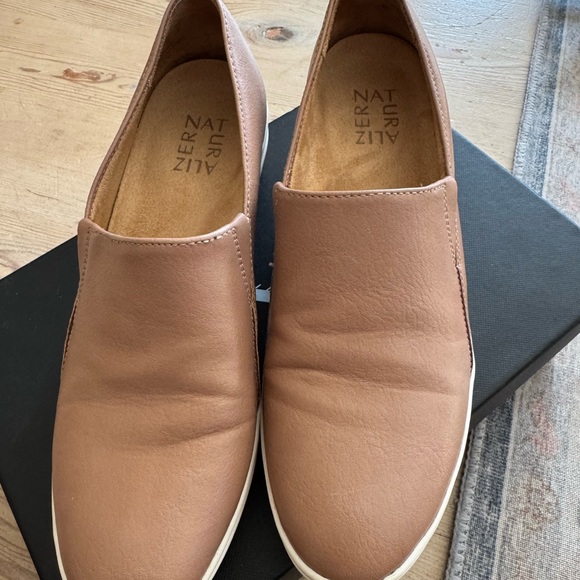 Premium quality NATURALIZER shoes - Picture 2 of 3